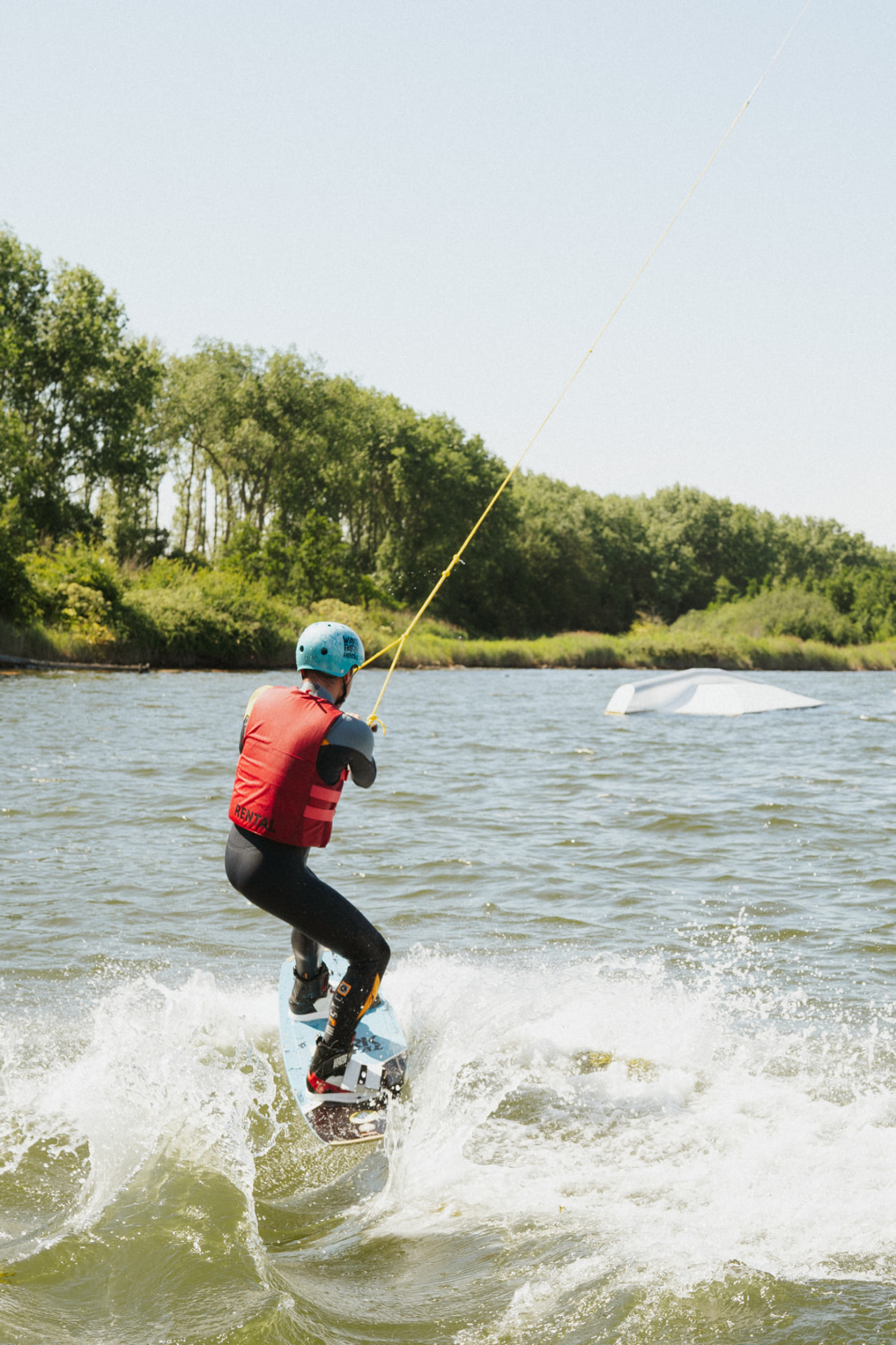 Collega aan het wakeboarden tijdens het teamuitje