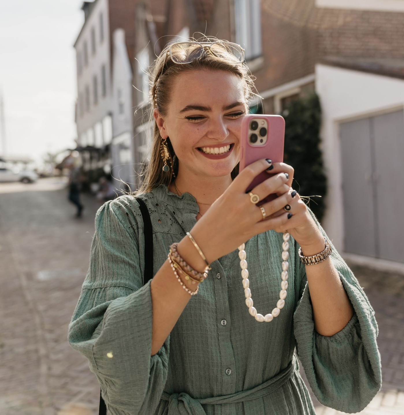 Collega maakt met haar telefoon content voor de social media van Hello Zeeland